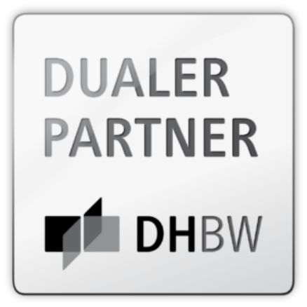 Logo mit dem Text „Dualer Partner“ und „DHBW“ darunter, in einem geometrischen Design mit dunkel- und hellgrauen Formen, inspiriert von industrieller Präzision.