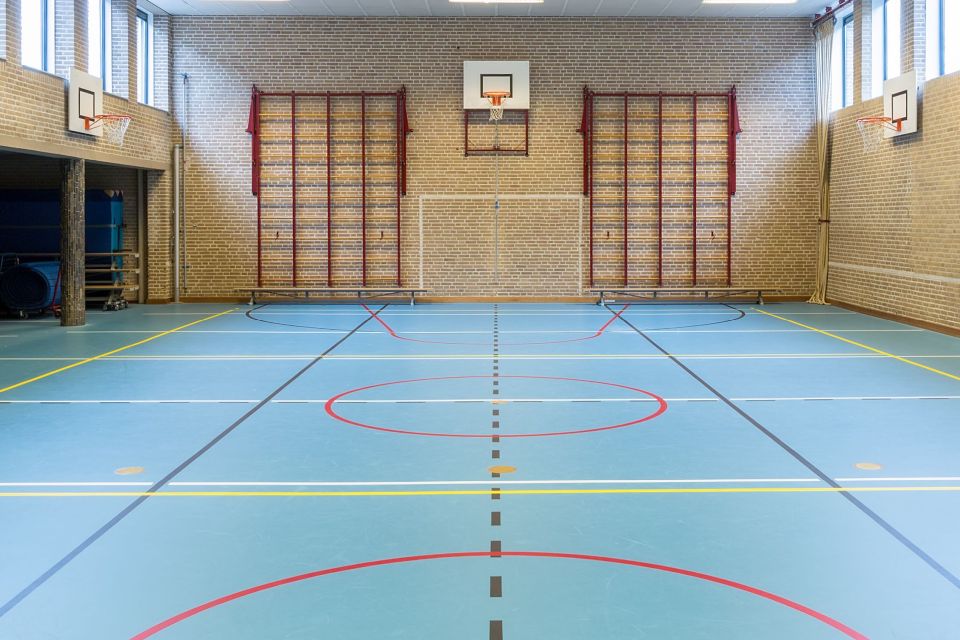 In einer Turnhallte sollen Legionellen bekämpft und entfernt werden