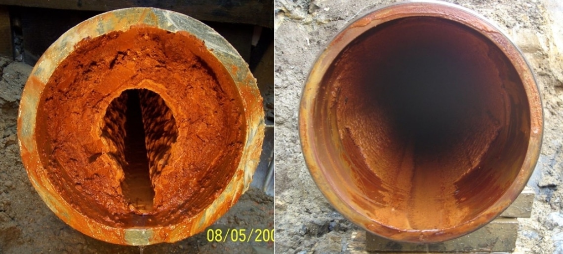 Stark verrostetes Rohrinneres links, sauberes und rostfreies Rohrinneres rechts, beide von oben betrachtet, zeigen wirksame Rohrreinigungstechniken.