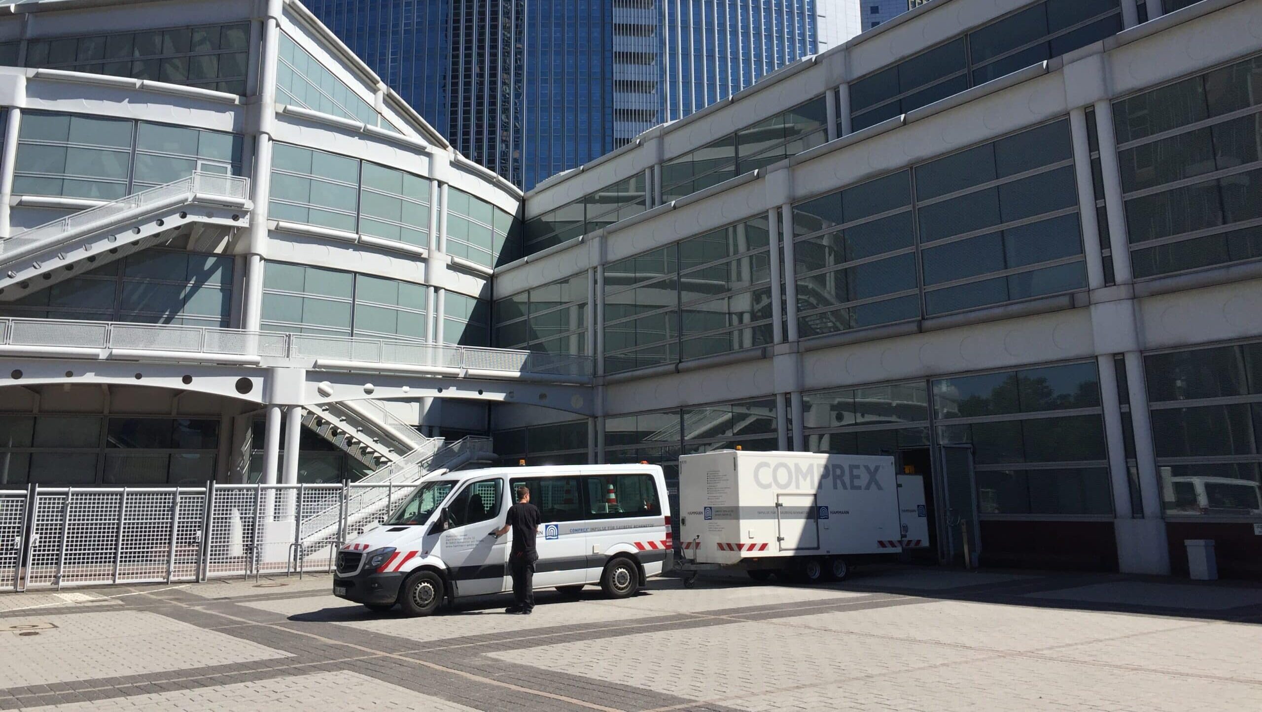 Ein Mann steht vor einem Gebäude.